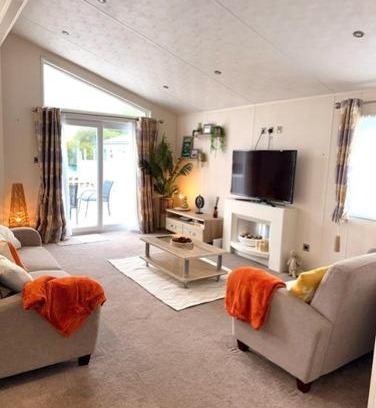 Chichester Resort | Peaceful Lakeside Chalet - LONG TERM STAYS Welcome