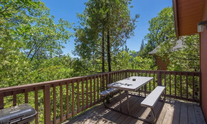 Bass Lake Hotel | Peaceful Lakeside Stay Close to Yosemite’s Iconic Trails and Bass Lake Views