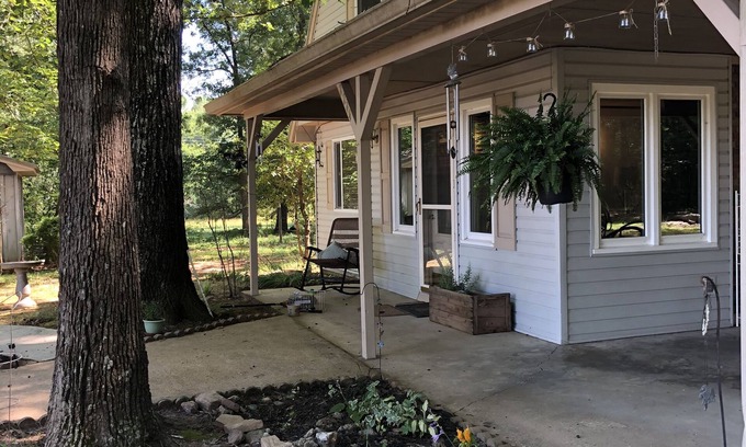 Scottsboro House | Peaceful Lodge, private drive, 2 boat garage, near launch on Lake Guntersville