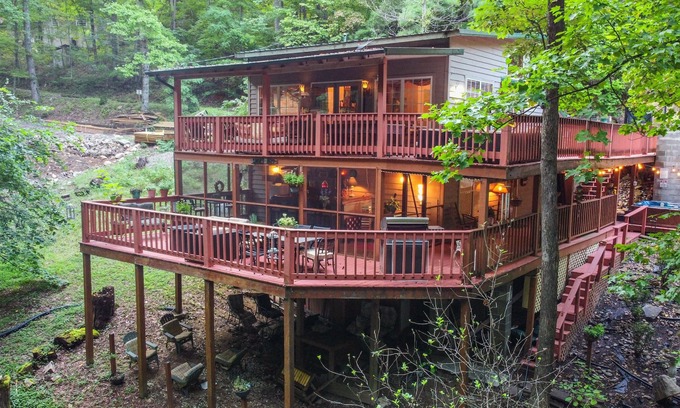 Sevierville Cabin | Peaceful Mountain Cabin Chalet & Wonderful Outdoor Living Space and Sports bar.