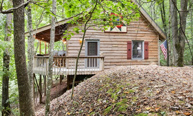 Dahlonega Cabin | Peaceful mountain cabin with hot tub
