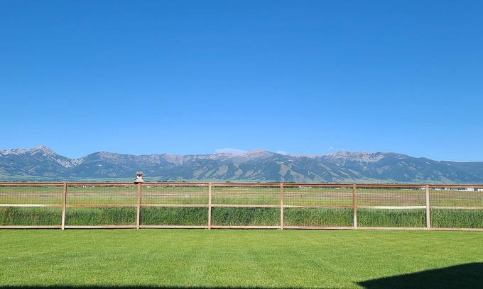 Bozeman House | Peaceful mountain view-Close to airport