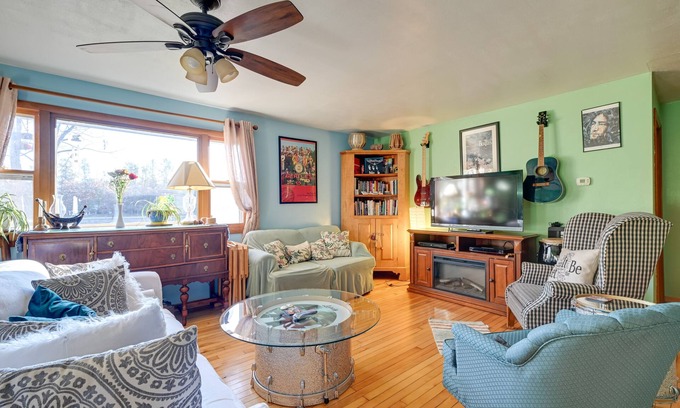 Necedah House | Peaceful Necedah Retreat: 3 Mi to Lakes!