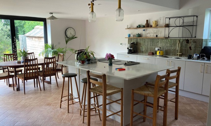 Totnes House | Peaceful open plan bungalow close to centre of beautiful Totnes