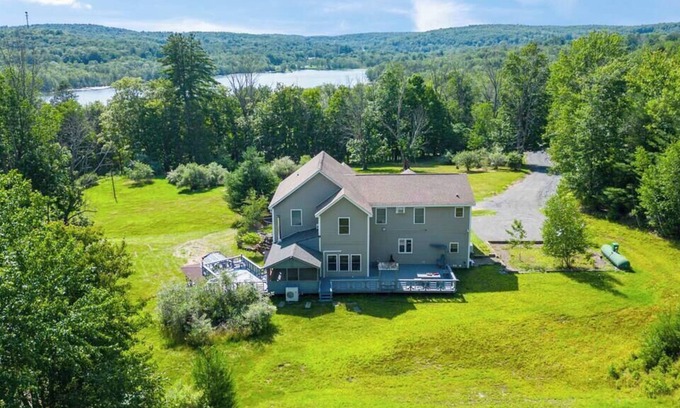 Woodridge House | Peaceful Paradise: Dream Holiday Home in Woodridge