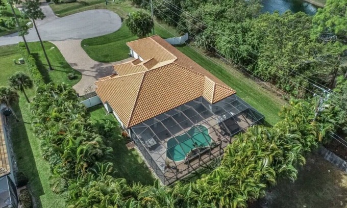 Naples Villa | Peaceful Paradise Villa located minutes to fifth Avenue Shoppes and beaches
