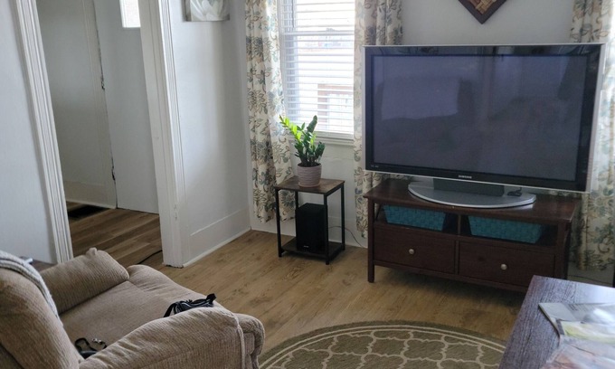 Geneva House | Peaceful, pet friendly and newly remodeled Geneva home