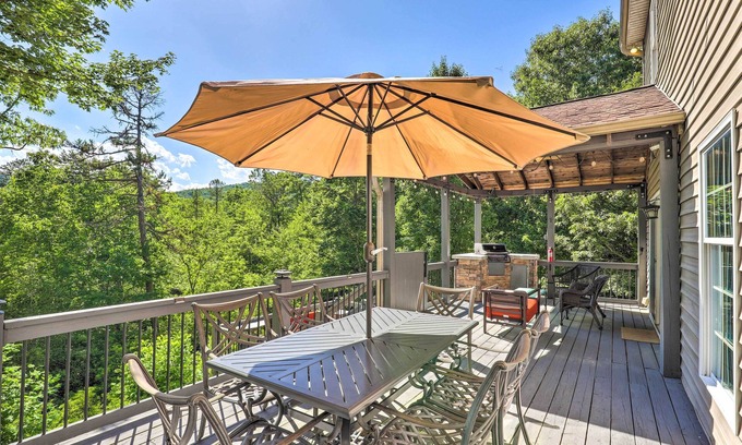 Pisgah Forest House | Peaceful Pisgah Mountain Getaway w/Hot Tub!