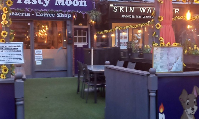London Borough of Bromley Cabin | Peaceful place to stay with nice on site Restaurants