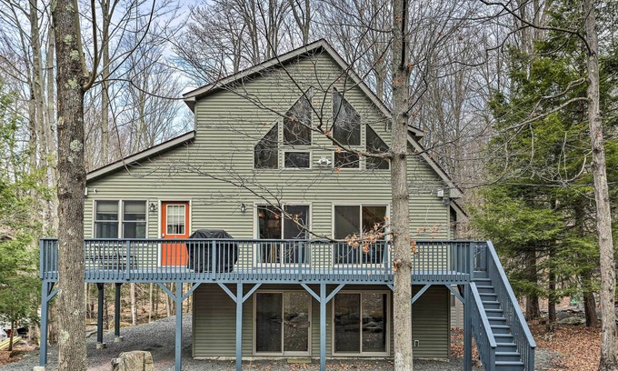 Hamlin Cabin | Peaceful Poconos Cabin w/ Lake Access & Views!