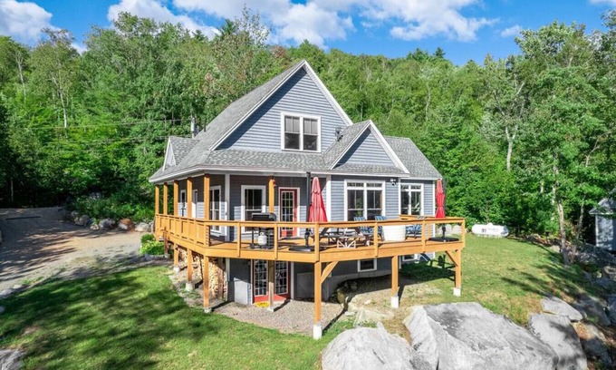 Otis House | Peaceful & Private Lakefront Home