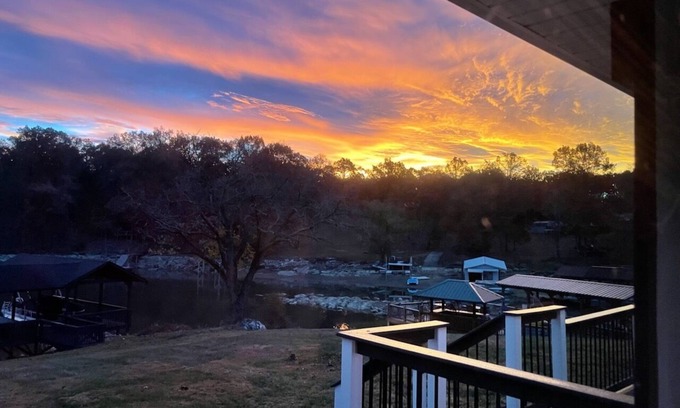 Oak Grove House | Peaceful Ranch Lake House