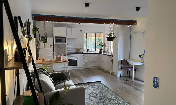 Sinnamon Park Apartment | Peaceful Renovated Unit