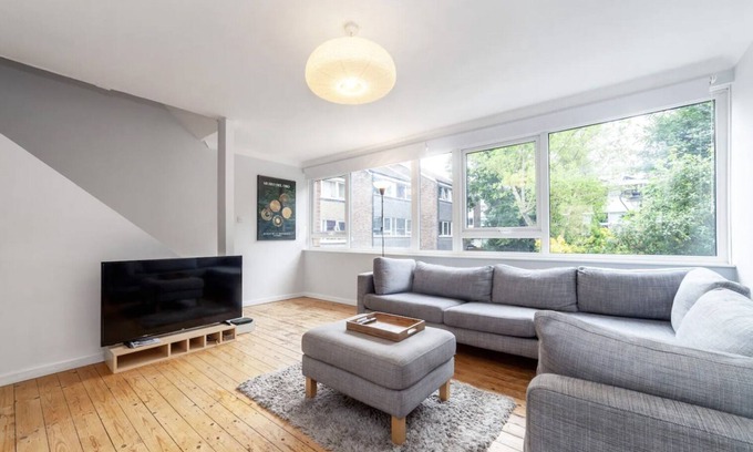 South Camberwell House | Peaceful Renovated 5BDR house w/garden | Smarthost