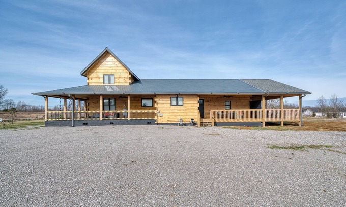 Crossville Cabin | Peaceful Retreat 1 bedroom cabin Only 12 min from town Crossville
