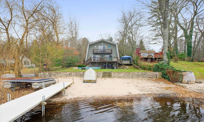 Twin Lake House | Peaceful retreat away from the hustle and bustle! Occupies 10!