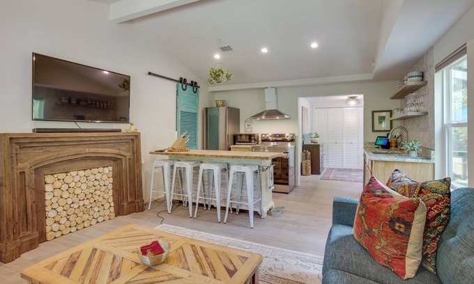 Conroe Cottage | Peaceful Retreat: Conroe Cottage w/ Decks, Views!