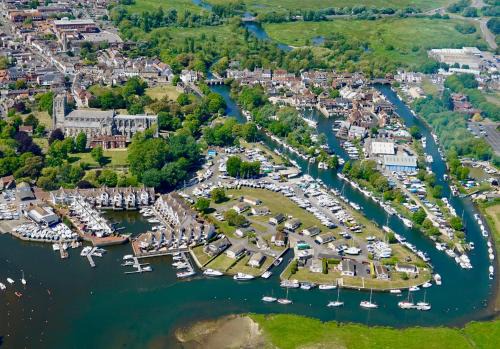 Christchurch Apartment | Peaceful Riverside Lodge Free Parking