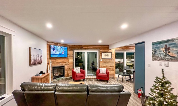 Collingwood House | Peaceful Ski Golf Spa Patio sleeps 6. Hang out in hammock