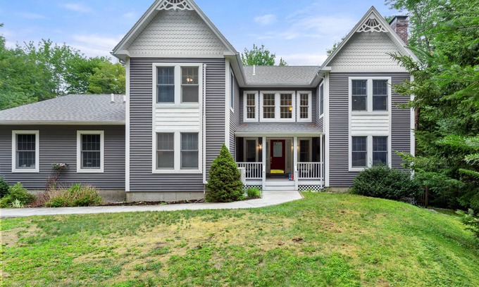 Mount Desert House | Peaceful spacious wooded retreat 10 minutes from Acadia's Main Entrance