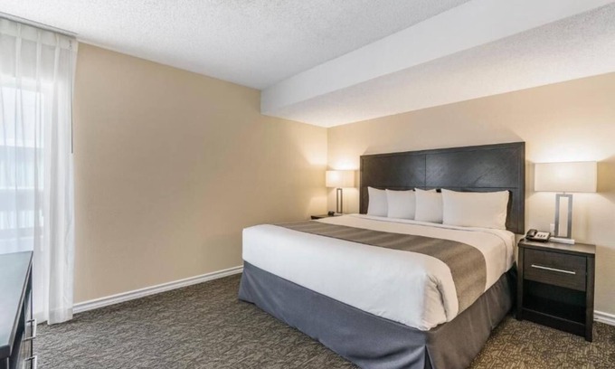 Biggs Field Hotel | Peaceful Stay – Kitchenette, Pool Access & Free Breakfast