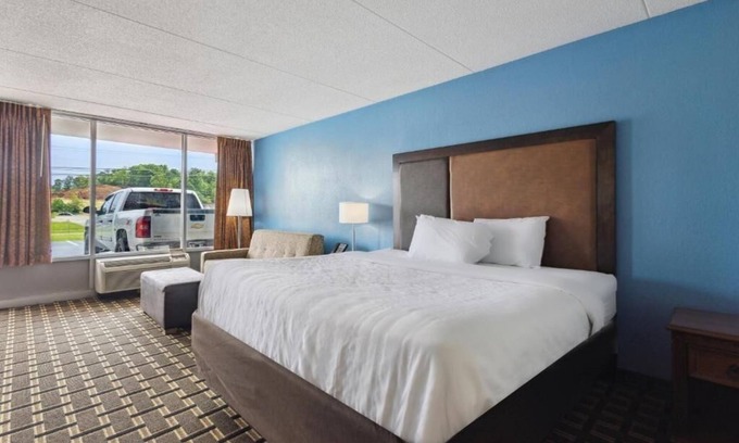 Greeneville Hotel | Peaceful Stay Near Jordan Knob With Parking and Private King Room