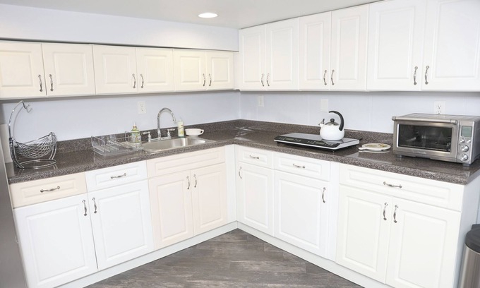 Roselle Apartment | Peaceful studio with WiFi in charming Roselle