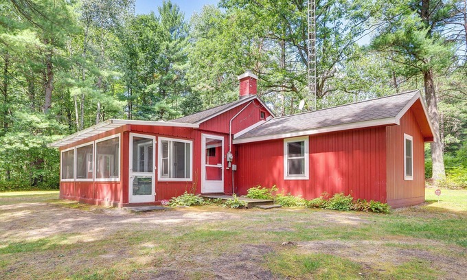 Mayfield Cabin | Peaceful Traverse City Cabin ~ 16 Mi to Dtwn!
