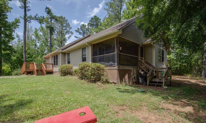 Columbiana Cottage | Peaceful Valley Getaway sleeps 8 with private lake views!