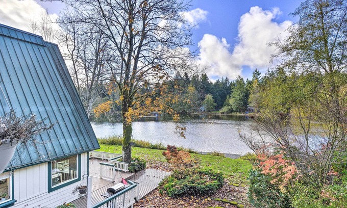 East Olympia Cottage | Peaceful Waterfront Cottage w/ SUPs, Kayaks & More