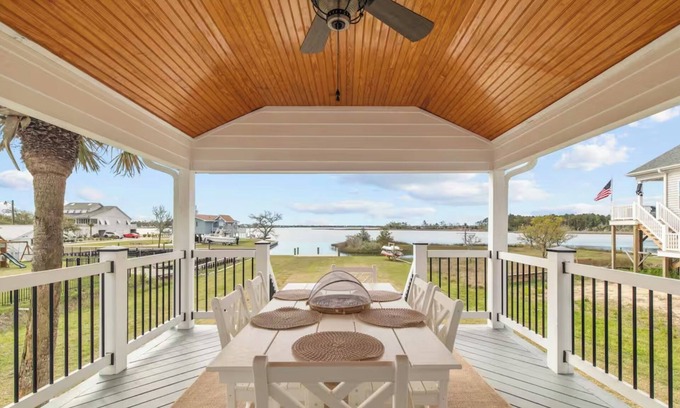 Newport House | Peaceful Waterfront Retreat. Beach minutes away. Gorgeous views