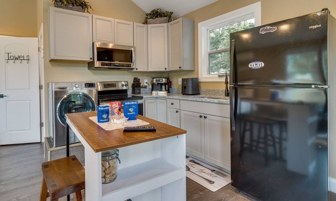 Simpsonville Apartment | Peaceful Waterfront Studio 16 Mi to Greenville!