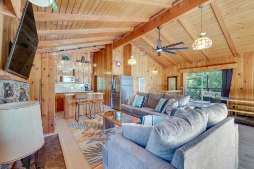 Oakhurst House | Peaceful Wooden Cabin, 2 Mi to Bass Lake!