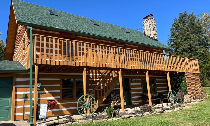 Sayler Park Cabin | Peacefully loving retreat!nCabin in charming Lawrenceburg.n