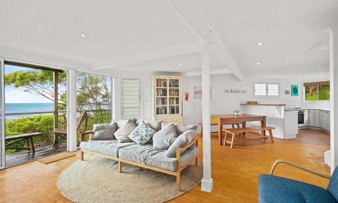 Copacabana House | Peacefully Uphill 2-bed Home with Gorgeous Seaview