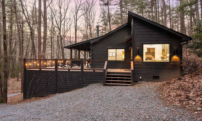 Cherry Log Cabin | Peach and Plumeria Hideaway Luxury 2br/1ba Newly Renovated Cabin with Hot Tub and Wifi