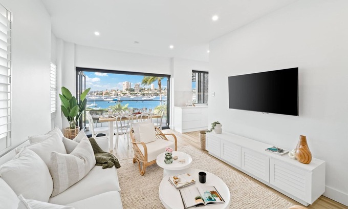 Elizabeth Bay Apartment | Peach Apartment at Palm View Collective