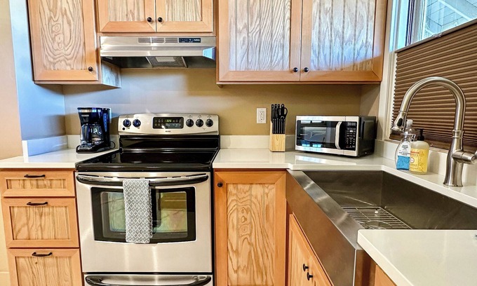 Medford Apartment | Peach Street Inn by WanderLodges