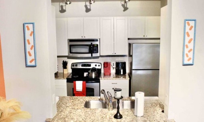 Briarcliff Heights Apartment | Peachy Getaway | North Buckhead Gem