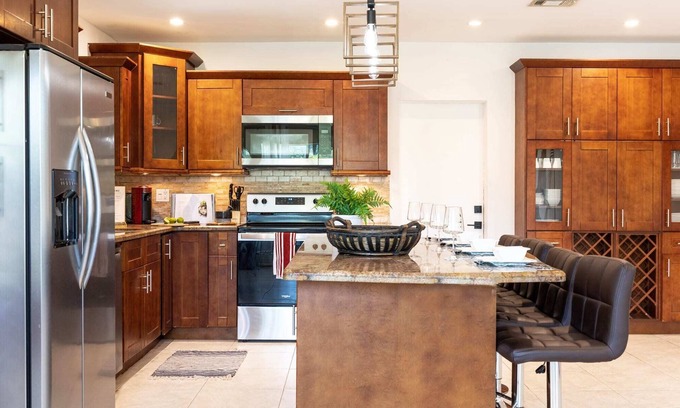 West Park House | Peacock Place - Grill, Yard and Prime Location