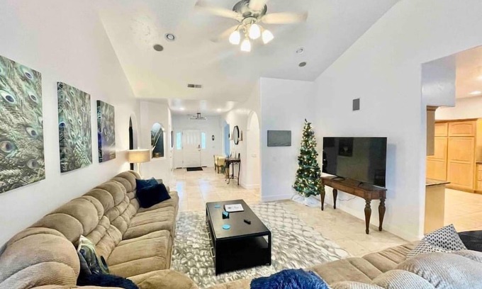Ahwahnee Apartment | Peacock Suite/Hot Tub/Sleeps up to 4/Bbq
