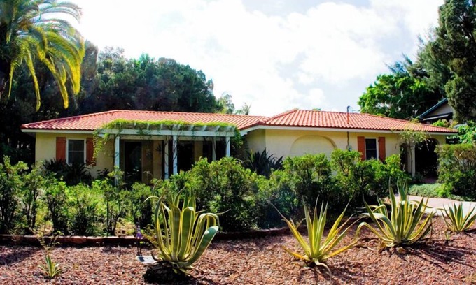 Longbeach Village House | Peacock Villa: Home on Longboat Key by RVA
