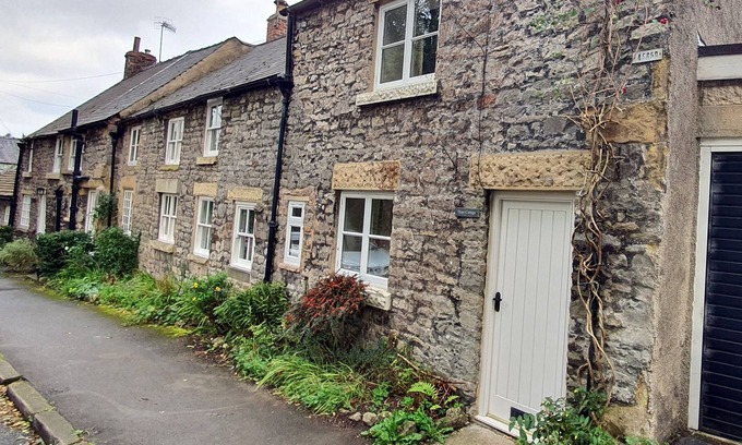 Great Longstone Cottage | Peak District family cottage nr Monsal Trail & 100m from excellent foody pub