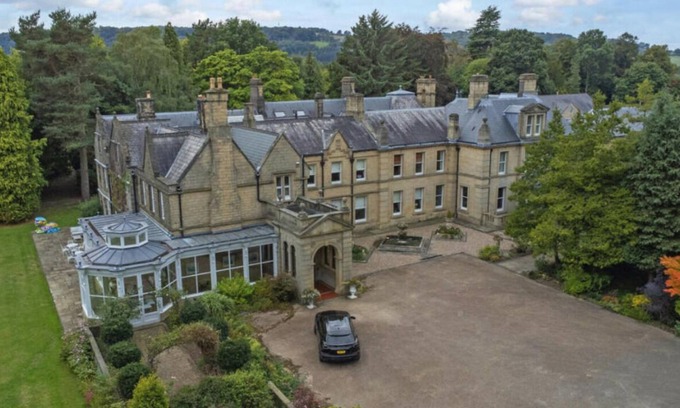 Darley Dale House | Peak Poolside Retreat: Derbyshire Oasis with Swimming Pool . Pet Friendly