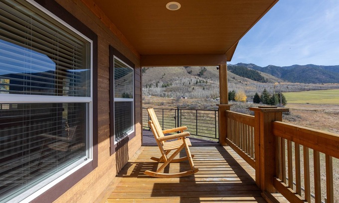 Etna House | Peaks Paradise ⁓ Mtn Views ⁓ Hot tub ⁓ Game room