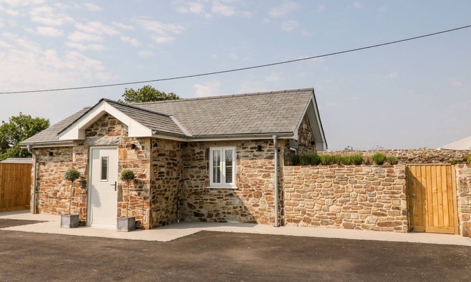 St Mellion Cottage | PEAR TREE COTTAGE, pet friendly, with hot tub in St Dominick