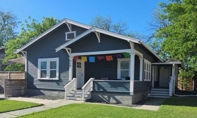 Tobin Hill House | Pearl area Dog-friendly 3br house sleeps 6 museums Riverwalk FREE parking!