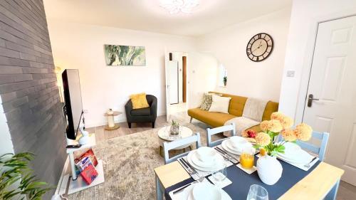 Stoke-on-Trent House | Pearl-Home at Esongrace Stays