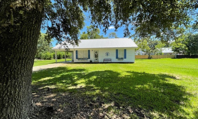 Bay St Louis Cottage | Pearl of Tranquility, 1 mile from beach and Old Town!
