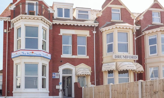 Bispham Apartment | PEARL SUITE, country holiday cottage in Bispham